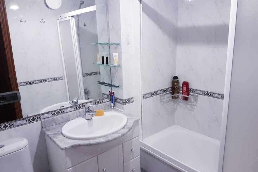 Apartamento Completo Con Parking Privado Y Wifi En San Roque ヴィーゴ エクステリア 写真